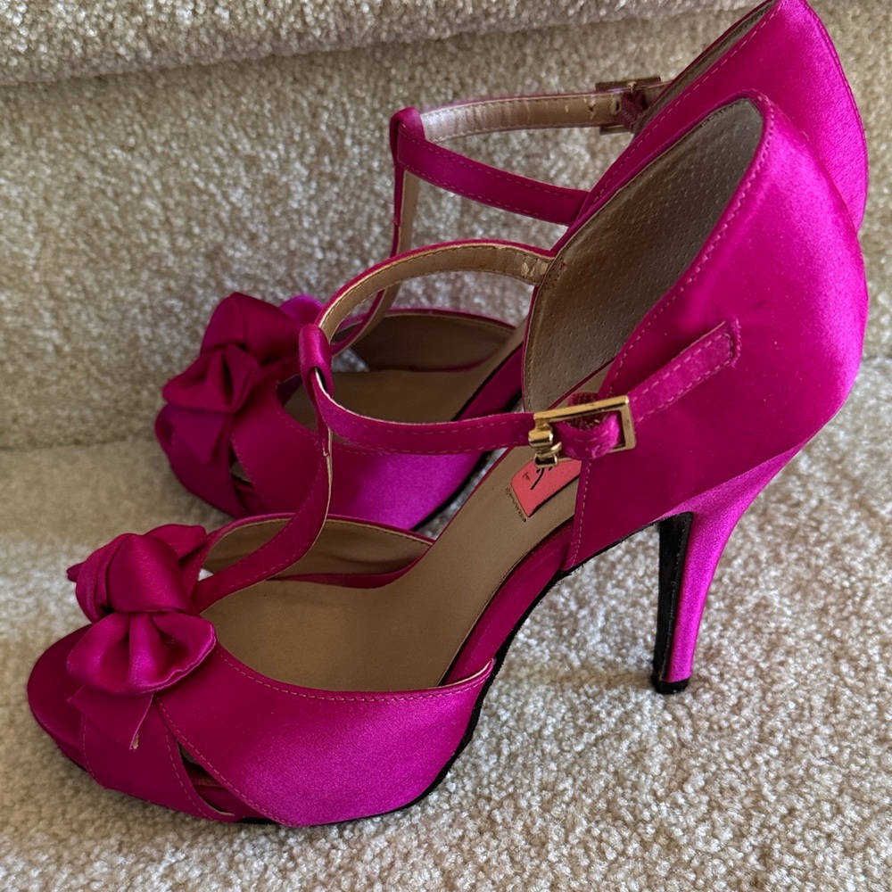 🎀 Pink Satin Candee T-Strap Bow Heels 🎀 - Picture 4 of 14